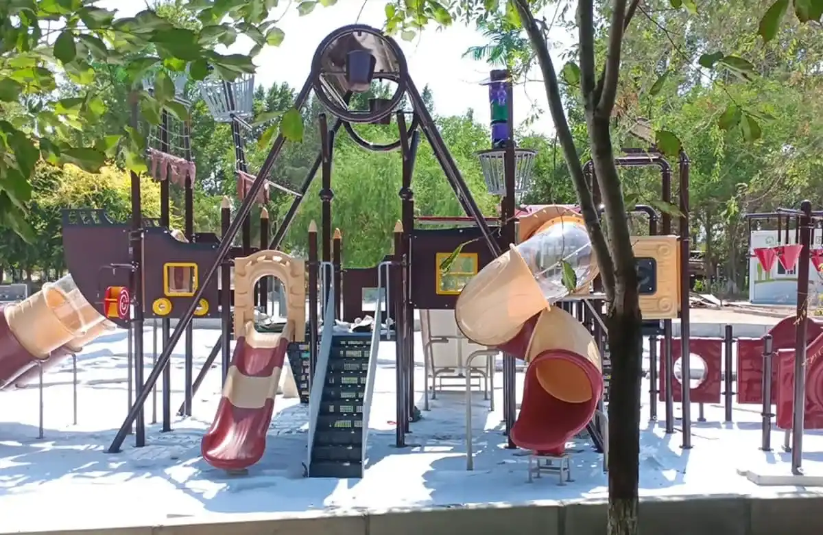 The Manas County Water Park project in Changji Prefecture, Xinjiang was successfully completed, and innovative slides achieved a new experience in playing in all seasons