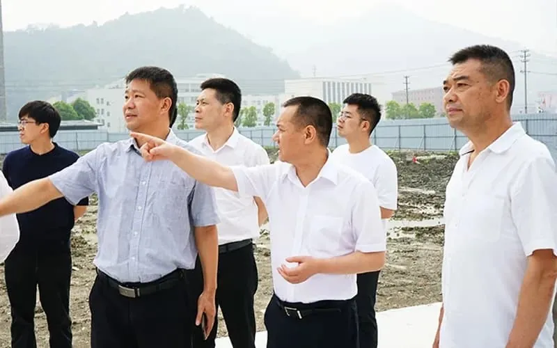 Building a model of high-quality products - Wu Chengqian, the county magistrate of Yongjia County, and his party visited the construction site of HuaDongPlay Amusement New Factory for work research