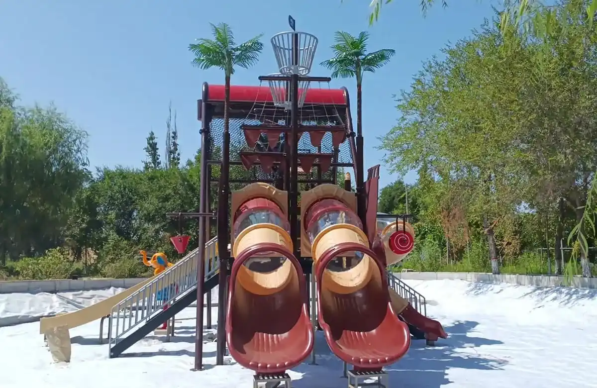 The Manas County Water Park project in Changji Prefecture, Xinjiang was successfully completed, and innovative slides achieved a new experience in playing in all seasons