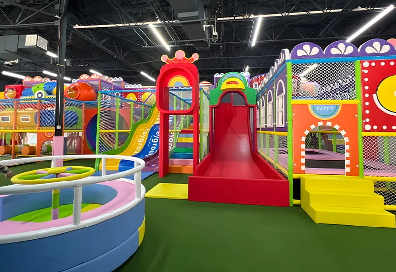 Indoor customizable children's amusement park