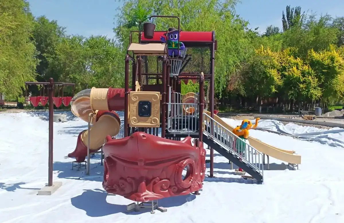 The Manas County Water Park project in Changji Prefecture, Xinjiang was successfully completed, and innovative slides achieved a new experience in playing in all seasons